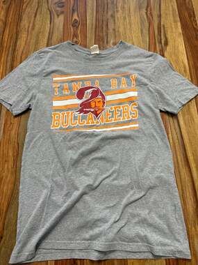 Ultra Game NFL Tampa Bay Buccaneers Bucco Bruce Throwback T-Shirt Size M